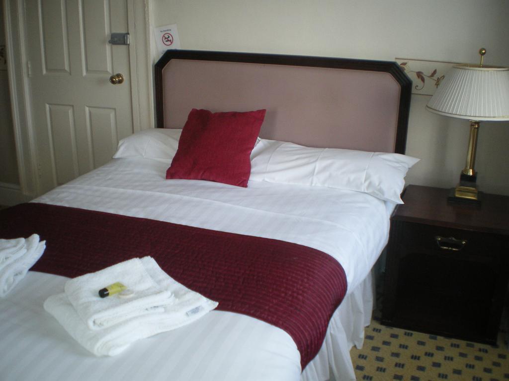 Crown Hotel Пуллгелі Екстер'єр фото